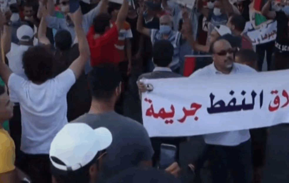 ULIČNI PROTESTI U LIBIJI ESKALIRALI: Privremena vlada podnela ostavku, stotine Libijaca preplavilo ulice Bengazija i drugih gradova 